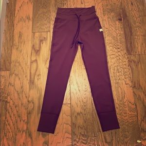 Vuori daily leggings sz small Fig color